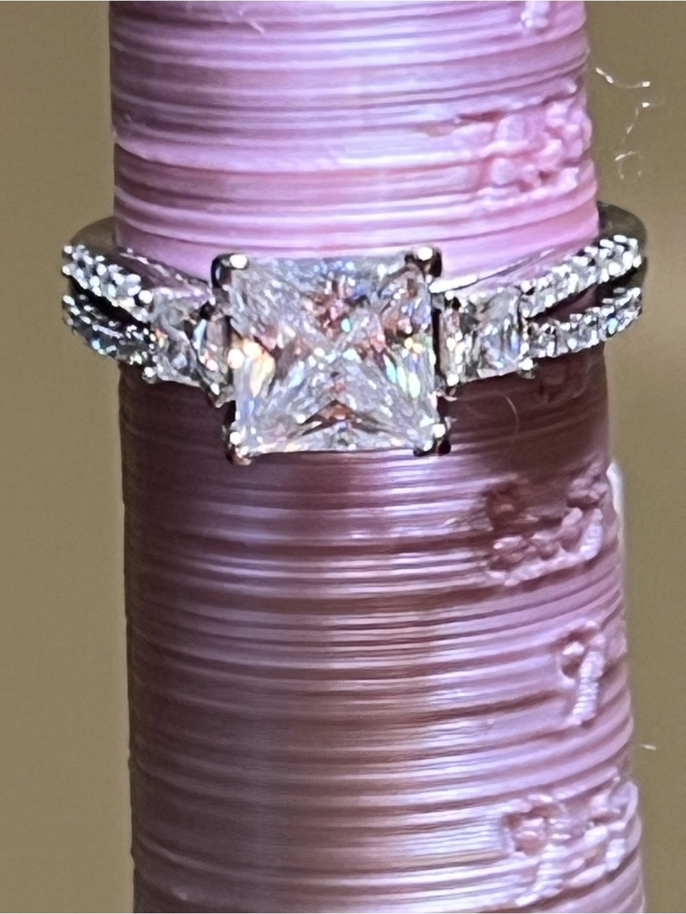 Exquisite 2.75caret  Moisannite Sterling Silver  Ring w/ many stones MSRP $797